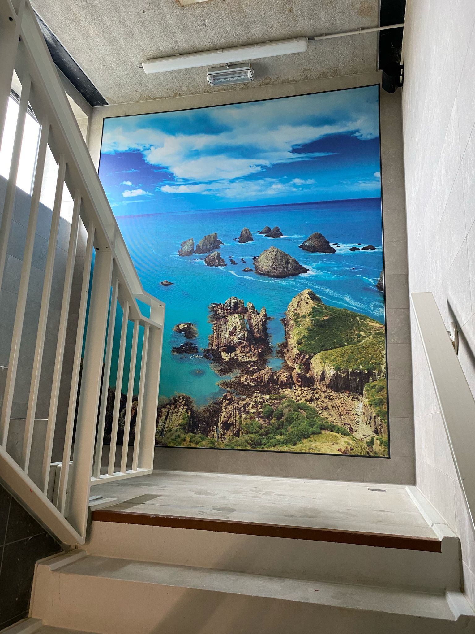 MetroXL plaatst akoestisch panelen met strandprint in zwembadomgeving